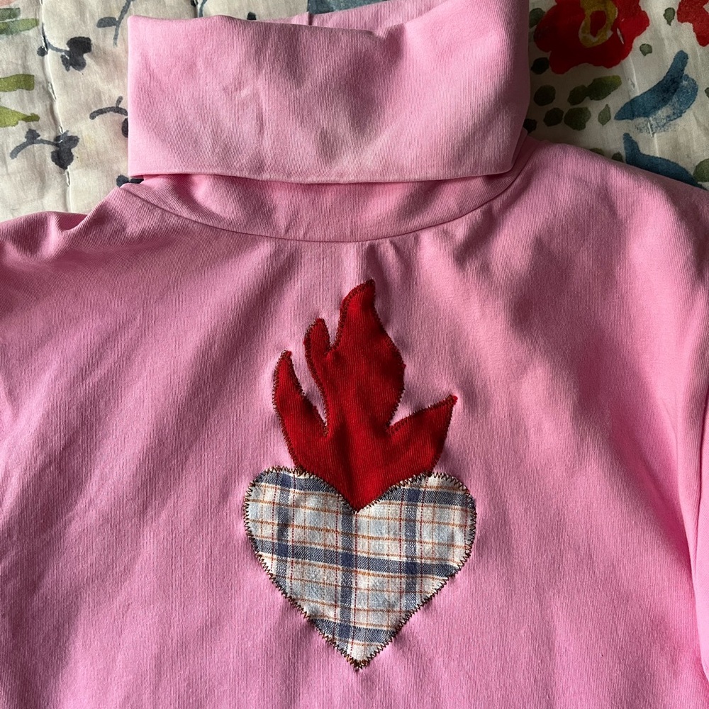 1/1 Flaming heart appliqué turtleneck - Picture 2 of 4